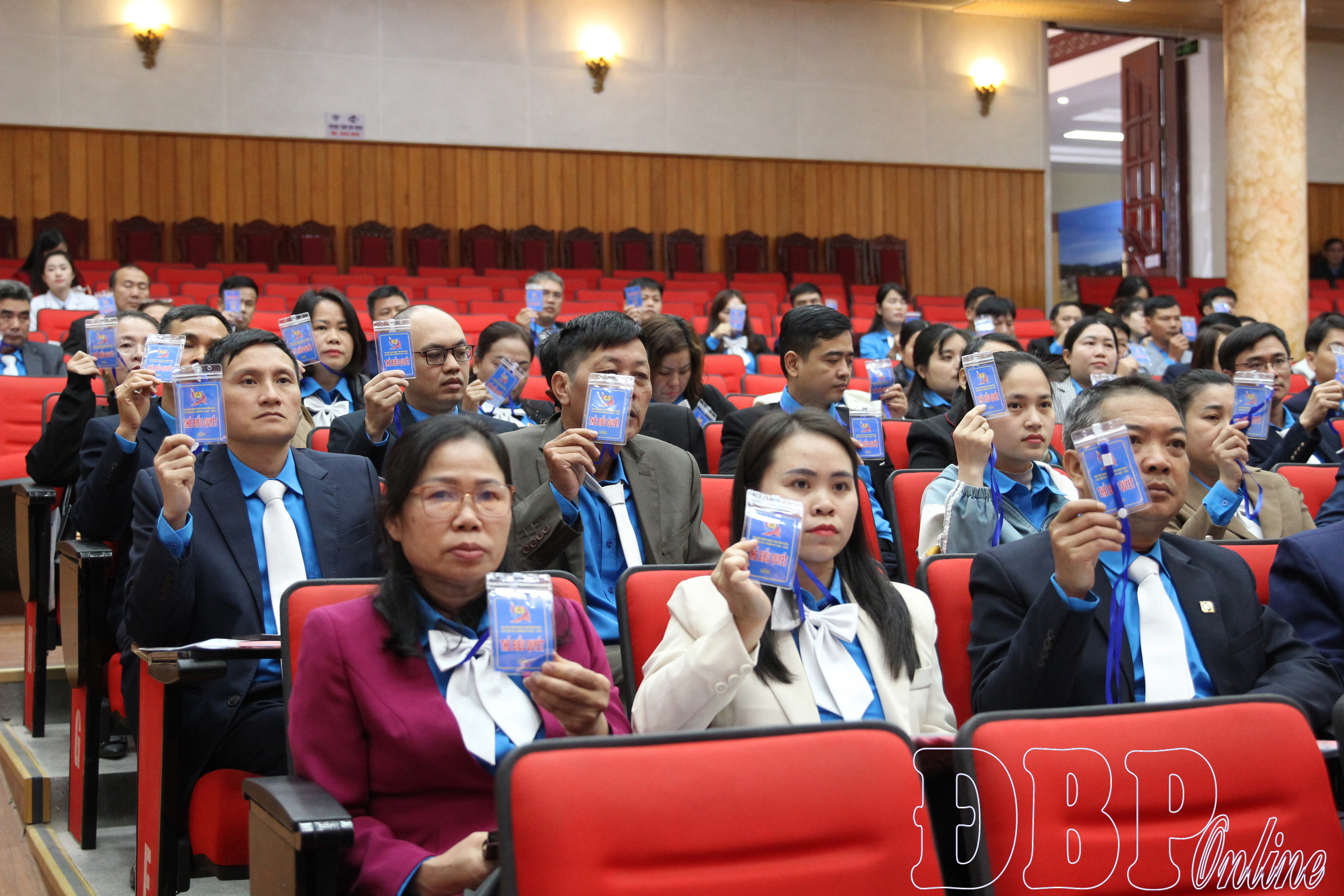 Đại biểu biểu quyết thông qua danh sách bầu BCH LĐLĐ tỉnh khóa XIII.