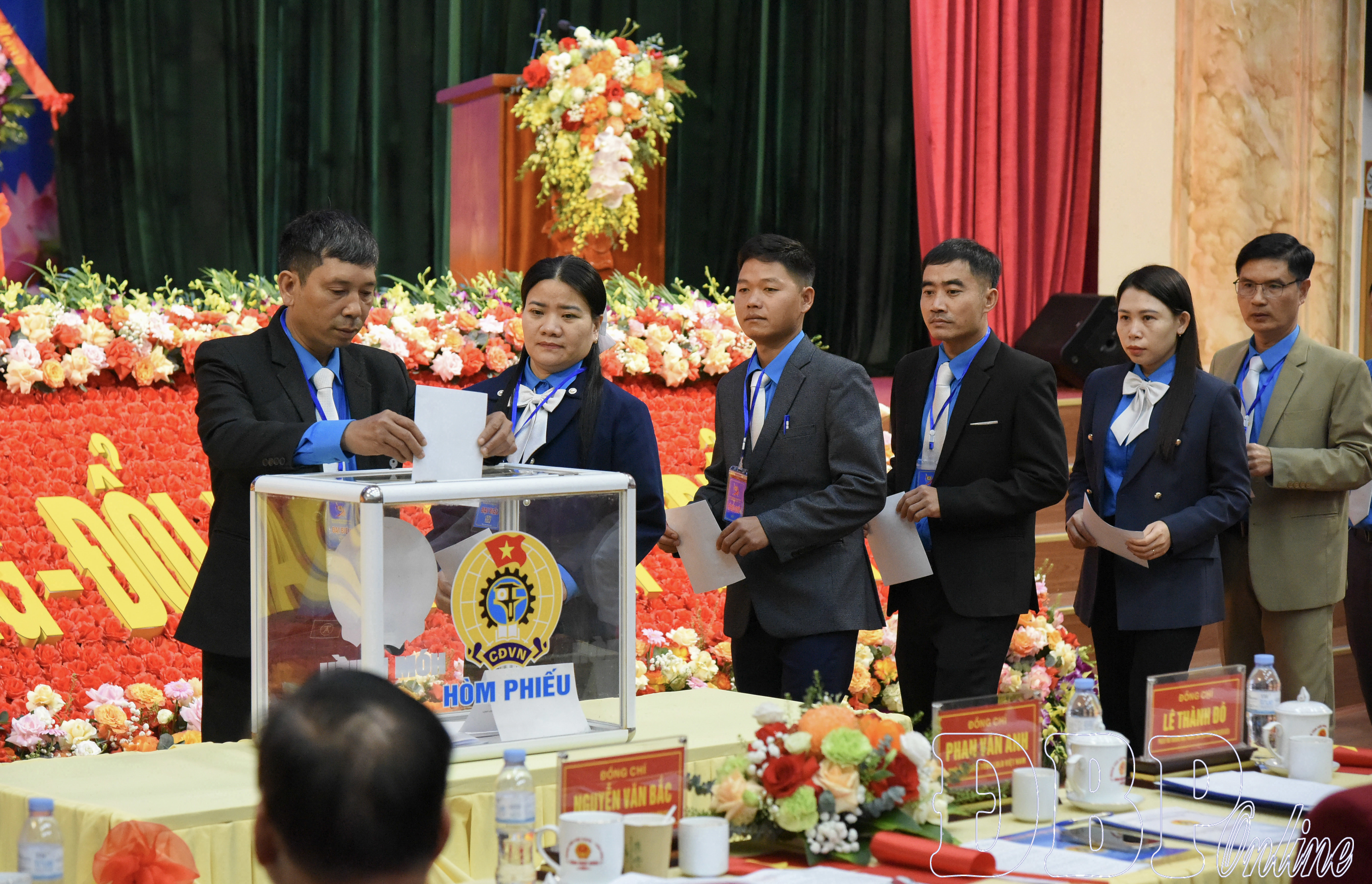 Đại biểu bỏ phiếu bầu BCH LĐLĐ tỉnh khóa XIII.