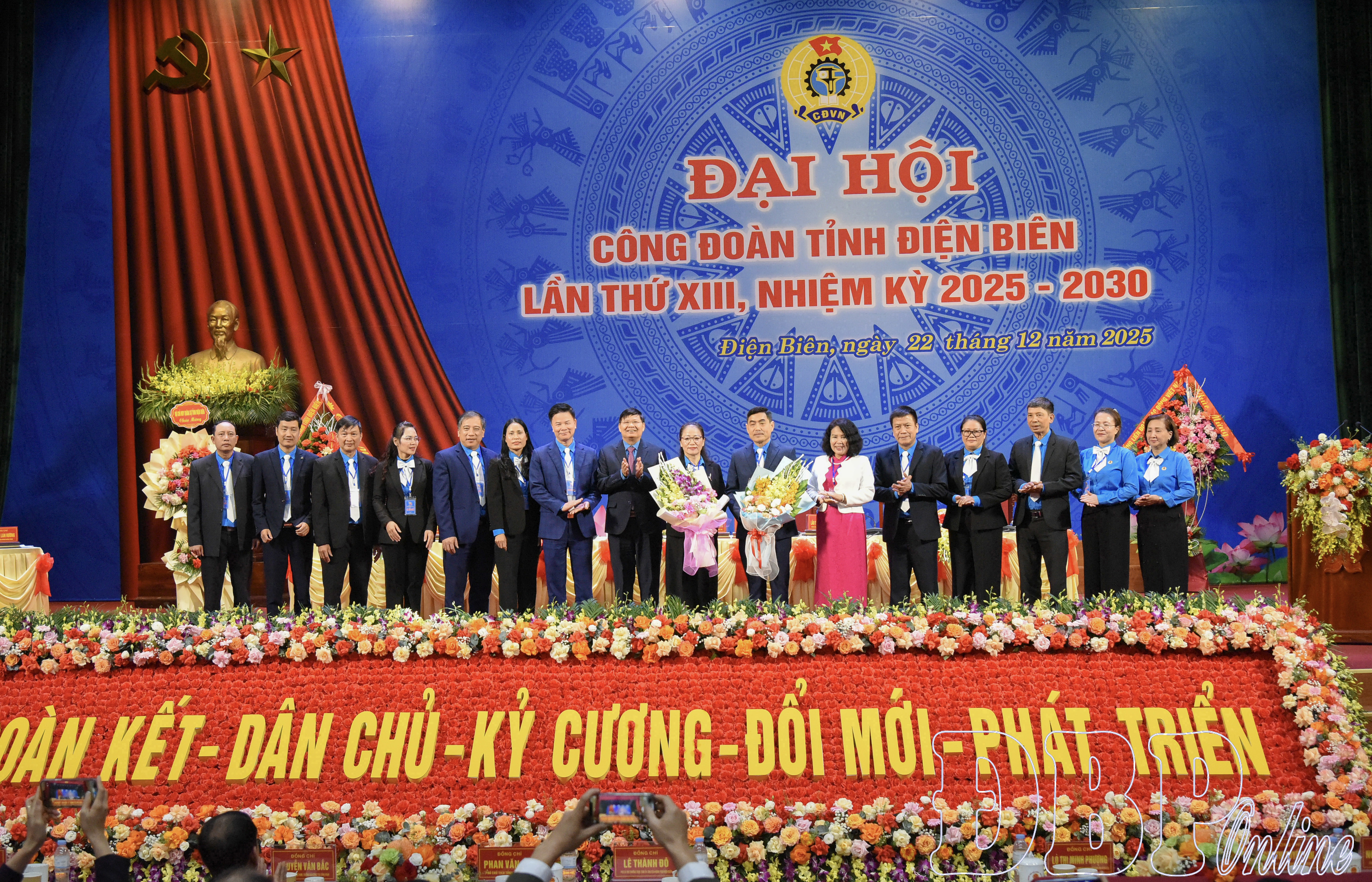 BCH LĐLĐ khóa XIII ra mắt Đại hội.