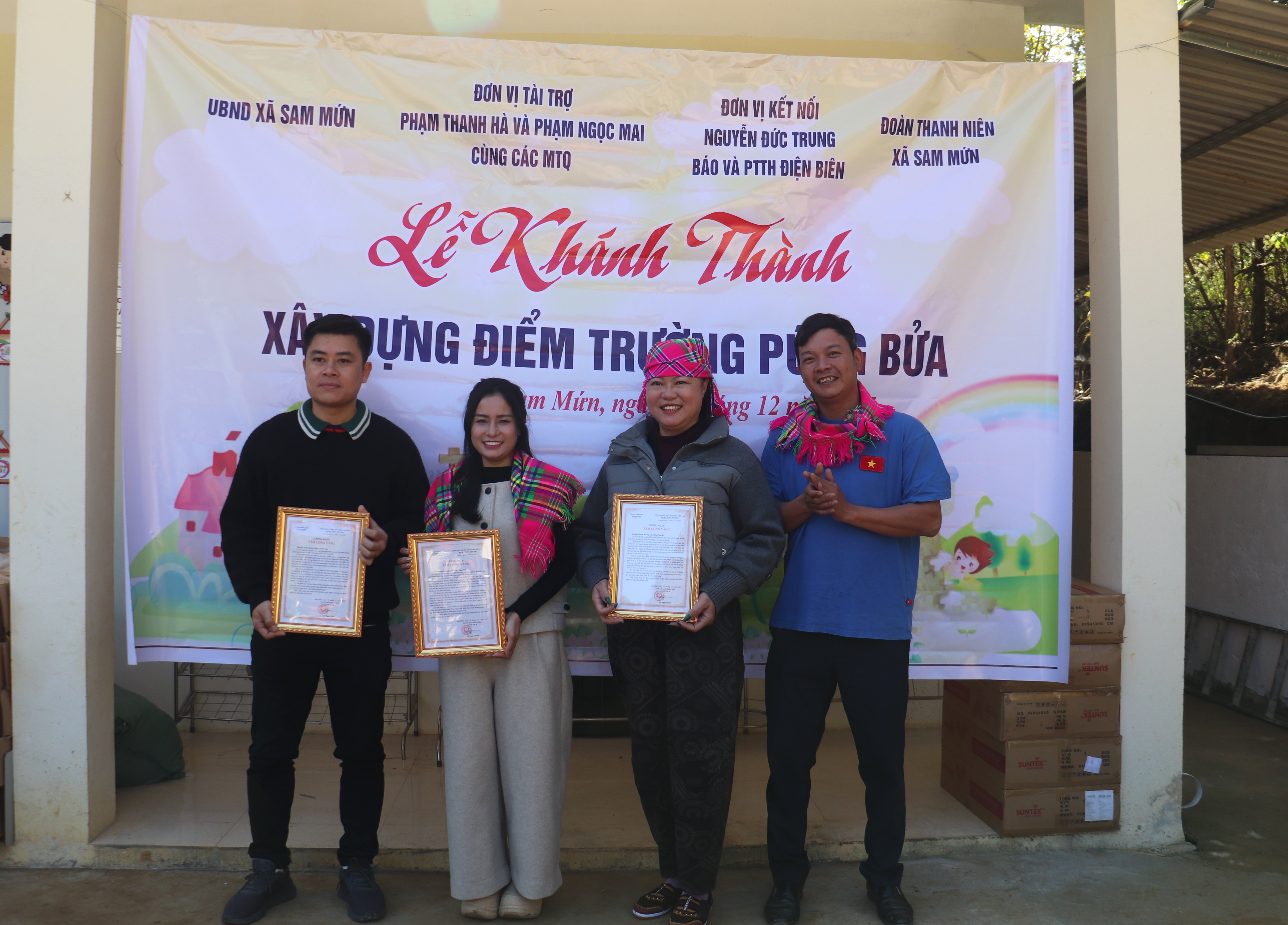 Đại diện UBND xã Sam Mứn trao giấy chứng nhận “Tấm lòng vàng” tri ân các mạnh thường quân.