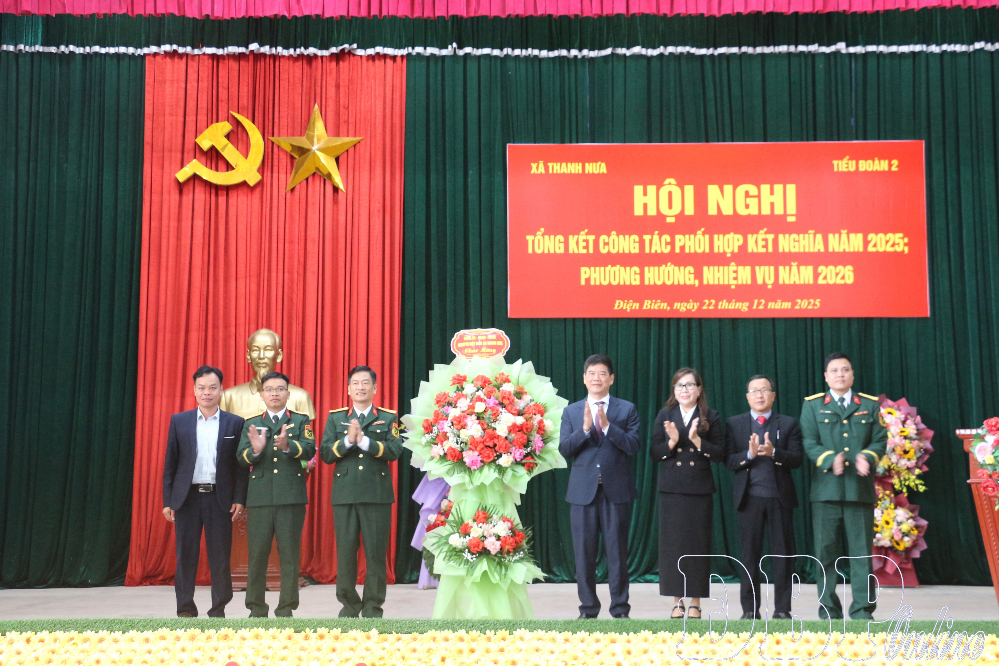 Lãnh đạo xã Thanh Nưa tặng hoa chúc mừng Tiểu đoàn 2 nhân dịp 22/12.