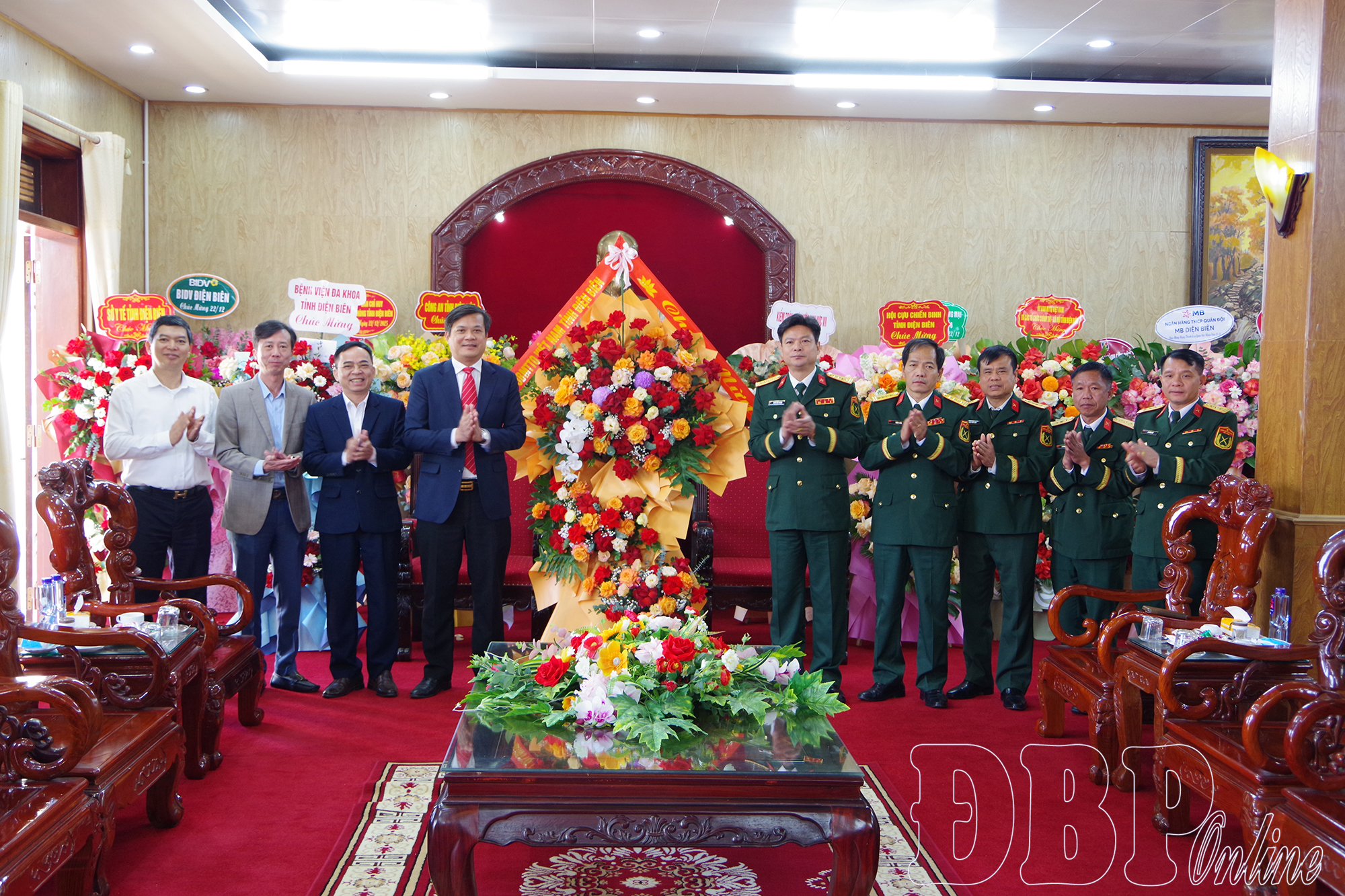 Đồng chí Lò Văn Cương, Phó Chủ tịch Thường trực UBND tỉnh tặng hoa chúc mừng Bộ CHQS tỉnh.