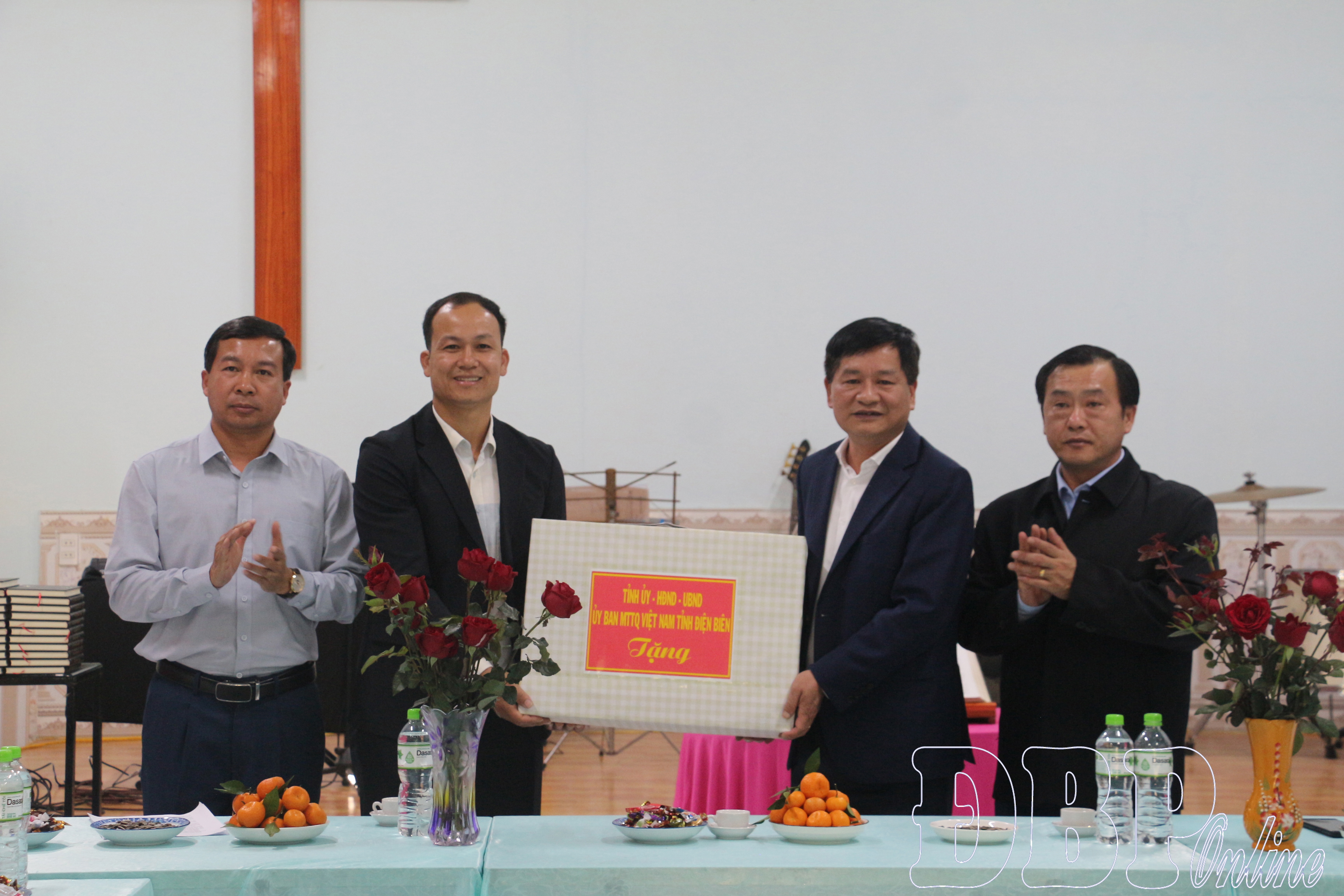 Phó Bí thư Thường trực Tỉnh ủy, Chủ tịch HĐND tỉnh Lê Thành Đô tặng quà Chi hội yêu thương nhân dịp Giáng sinh năm 2025.