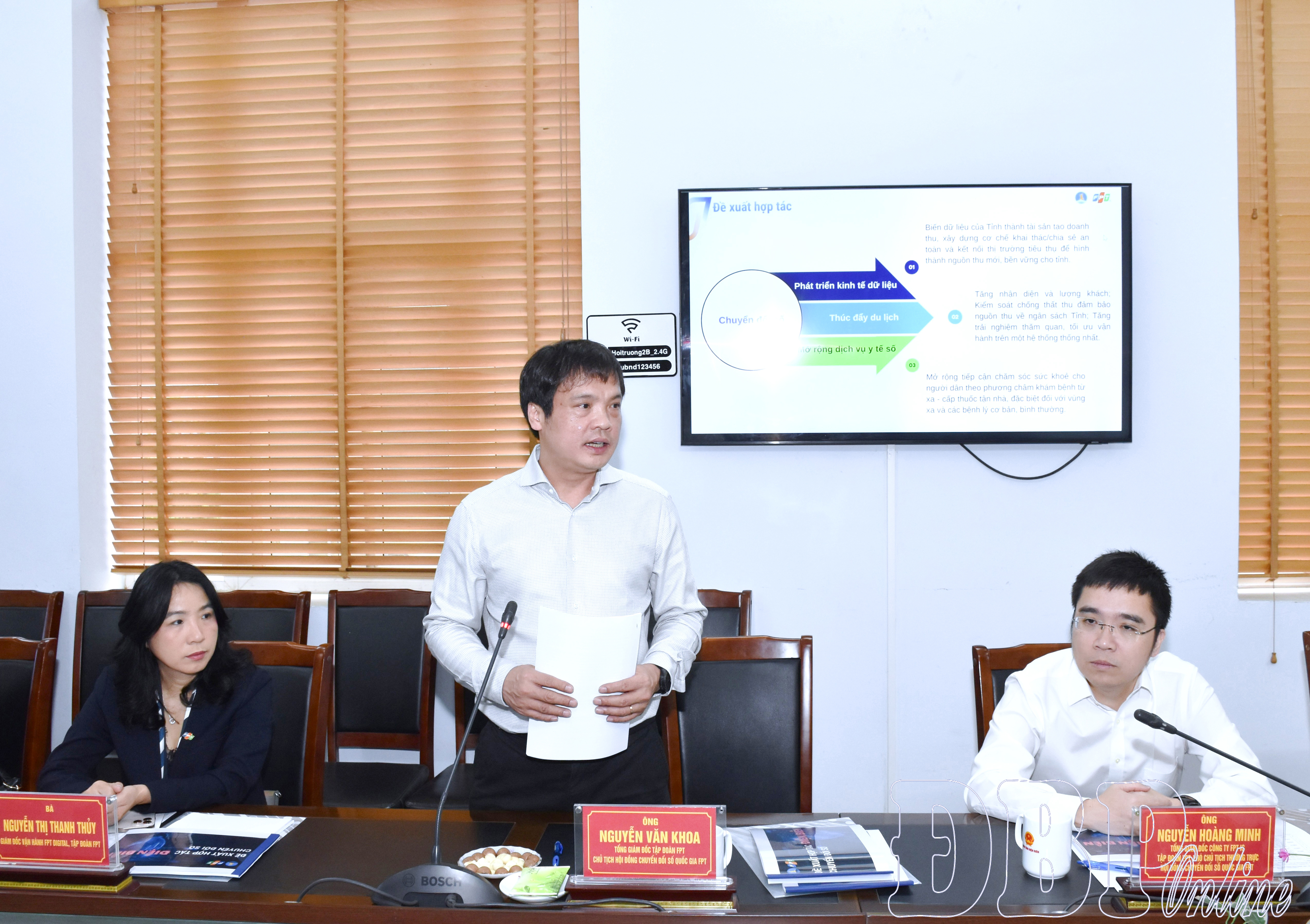 Ông Nguyễn Văn Khoa, Tổng Giám đốc Tập đoàn, Chủ tịch Hội đồng Chuyển đổi số quốc gia FPT trao đổi, đề xuất các nội dung liên quan tại buổi làm việc với UBND tỉnh Điện Biên.